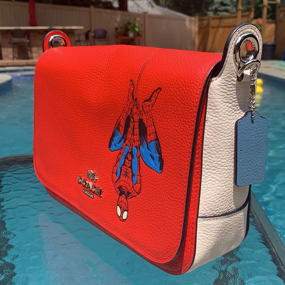 New Coach Marvel Jes Messenger with Spider-Man - Picture 13 of 16